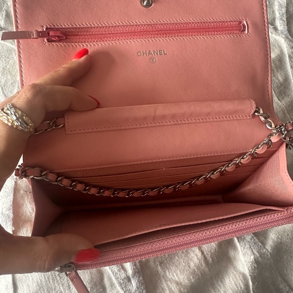 ✨RARE 💕🍑 CHANEL Peach w/ Pink interior Patent Leather WOC 🍑💕 - Picture 4 of 8